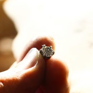 ダイヤモンドのプチネックレス_受け継がれた指輪からリフォームジュエリー_天白区_アートジュエリー緑_制作進行