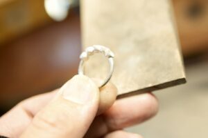 受け継がれたダイヤモンドの指輪から新たなデザインのダイヤモンドリングにリフォームジュエリー_天白区_アートジュエリー緑制作進行