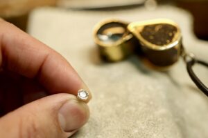 受け継がれた婚約指輪からダイヤモンドのペンダントを制作進行_天白区_アートジュエリー緑制作進行