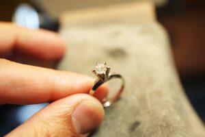 ご両親から受け継がれた婚約指輪を新たなデザインの婚約指輪へリフォームジュエリー制作進行_天白区_アートジュエリー緑制作進行