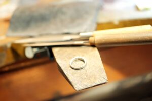 受け継ぐ想い、いまの輝きへ_エタニティリングの制作進行_天白区_アートジュエリー緑制作進行