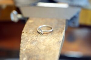 想いをそのまま形を新しくリフォームジュエリー_天白区_アートジュエリー緑制作進行 