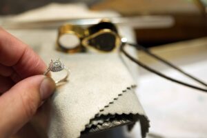 受け継がれる婚約指輪よりダブルヘイローリングの制作進行_クッションカット_天白区_アートジュエリー緑制作進行