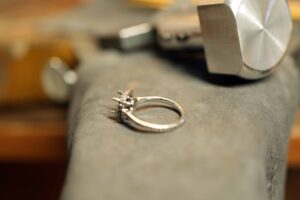 受け継がれる婚約指輪よりダブルヘイローリングの制作進行_クッションカット_天白区_アートジュエリー緑制作進行