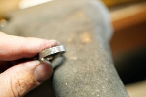 世界にひとつだけの和彫り結婚指輪_天白区_アートジュエリー緑制作進行