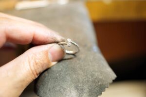 想いをそのまま形を新しくリフォームジュエリー_天白区_アートジュエリー緑制作進行 