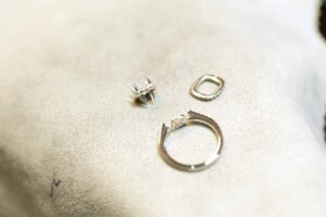 受け継がれる婚約指輪よりダブルヘイローリングの制作進行_クッションカット_天白区_アートジュエリー緑制作進行