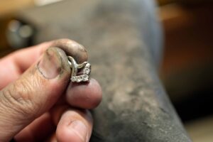 受け継がれた想いを、毎日に寄り添うかたちへ_天白区_アートジュエリー緑制作進行 (5)