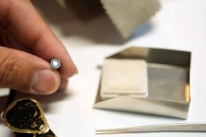 婚約指輪を心ときめくペンダントにリフォーム中_天白区_アートジュエリー緑制作進行