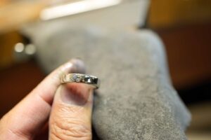 メンズピンキーリング完成。お客様の笑顔が最高のご褒美_天白区_アートジュエリー緑制作進行