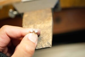 想い出はそのままに。毎日身につけられるジュエリーへリフォーム_天白区_アートジュエリー緑制作進行