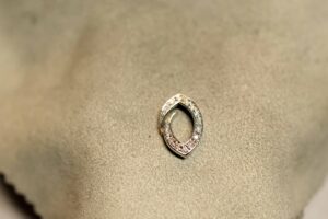 受け継がれたペンダントを新しい輝きへリメイク中_天白区_アートジュエリー緑