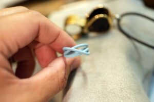 指輪がピカピカに輝く理由は、職人の手仕事にあり_天白区_アートジュエリー緑制作進行 