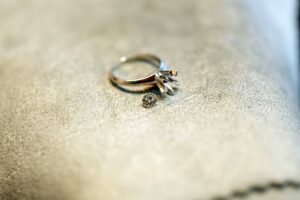 息子様の結婚を機に、新しい輝きを_婚約指輪のリフォームジュエリー_天白区_アートジュエリー緑制作進行