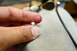 婚約指輪が新たな輝きへ_ミルセッティングペンダント制作進行中‗天白区_アートジュエリー緑