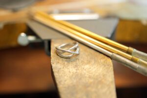 指輪がピカピカに輝く理由は、職人の手仕事にあり_天白区_アートジュエリー緑制作進行 