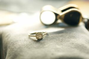 K18ゴールド × クッションカット風ヘイロー婚約指輪_リフォームジュエリー_天白区_アートジュエリー緑