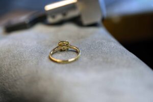 K18ゴールド × クッションカット風ヘイロー婚約指輪_リフォームジュエリー_天白区_アートジュエリー緑