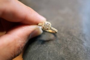 K18ゴールド × クッションカット風ヘイロー婚約指輪_リフォームジュエリー_天白区_アートジュエリー緑