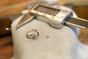 K18ゴールド × クッションカット風ヘイロー婚約指輪_リフォームジュエリー_天白区_アートジュエリー緑