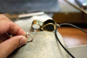 センターダイヤモンドセッティング前_微調整‗天白区_アートジュエリー緑制作進行