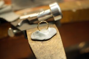 パールを、指先に輝く未来へ。リフォームリング制作中です。_天白区_アートジュエリー緑制作進行